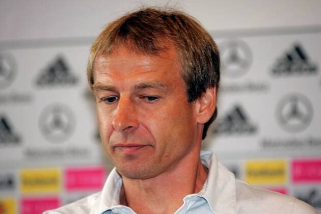 Jürgen Klinsmann (Deutschland) wird seinen Vertrag mit dem DFB nicht verlängern Fußball Herren Pressekonferenz 2006, PK, Pressetermin, Deutscher Fußballbund Porträt Frankfurt M. Nachdenklichkeit, Fußball Herren Pressekonferenz 2006, PK, Pressetermin, Deutscher Fußballbund Porträt Frankfurt M. Nachdenklichkeit,