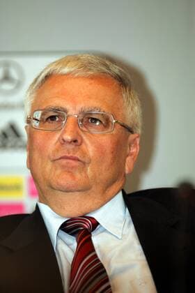DFB Präsident Dr. Theo Zwanziger (Deutschland) während der Pressekonferenz zur Vorstellung des neuen Bundestrainers Fußball Herren Pressekonferenz 2006, PK, Pressetermin, Deutscher Fußballbund Porträt Frankfurt M. Fußball Herren Pressekonferenz 2006, PK, Pressetermin, Deutscher Fußballbund Porträt Frankfurt M.