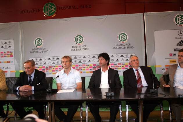 Joachim Löw (Mitte), zukünftiger Bundestrainer der Nationalmannschaft, während der Pressekonferenz des DFB mit seinem Vorgänger Jürgen Klinsmann (2.v.li.) und den DFB Präsidenten Dr. Theo Zwanziger (2.v.re.) und Gerhard Mayer Vorfelder (alle Deutschland) Fußball Herren Pressekonferenz 2006, PK, Deutscher Fußballbund, Vorstellung, Präsentation, Pressetermin Gruppe Frankfurt M. Enttäuschung, Fußball Herren Pressekonferenz 2006, PK, Deutscher Fußballbund, Vorstellung, Präsentation, Pressetermin Gruppe Frankfurt M. Enttäuschung,