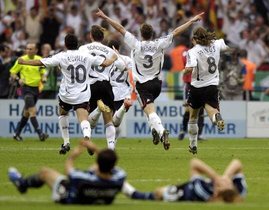 Schlussjubel Deutschland, v.li.: Oliver Neuville, Tim Borowski, David Odonkor, Arne Friedrich und Torsten Frings -  Fußball WM Herren WM 2006, Länderspiel, Nationalteam, Viertelfinale, Deutschland - Argentinien 5:3 n.E. Gruppe Nationaltrikot Berlin Dynamik, Begeisterung, Freude, Fußball WM Herren WM 2006, Länderspiel, Nationalteam, Viertelfinale, Deutschland - Argentinien 5:3 n.E. Gruppe Nationaltrikot Berlin Dynamik, Begeisterung, Freude,