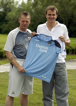Trainer Stuart Pearce (li.) und Neuzugang Dietmar Hamann (beide Manchester City) präsentieren Hamanns neues Trikot - EDITORIAL USE ONLY. No use with unauthorised audio, video, data, fixture lists, club league logos or live services. Online in-match use limited to 120 images, no video emulation. No use in betting, games or single club league player publications. Fußball Herren English Premier League 2006 2007, 1. Englische Liga, Vorstellung, Präsentation, Pressetermin Gruppe Manchester Fußball Herren English Premier League 2006 2007, 1. Englische Liga, Vorstellung, Präsentation, Pressetermin Gruppe Manchester