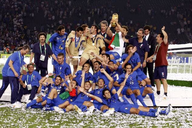Italien Weltmeister 2006 - Filippo Inzaghi (Mitte) präsentiert stolz den Weltpokal -  (pan15130) Fußball WM Herren WM 2006, Länderspiel, Nationalteam, Finale, Endspiel, Nationaltrikot, Totale Berlin Freude, Begeisterung, Fußball WM Herren WM 2006, Länderspiel, Nationalteam, Finale, Endspiel, Nationaltrikot, Totale Berlin Freude, Begeisterung,  