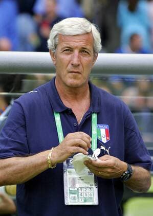 Nationaltrainer Marcello Lippi (Italien) putzt seine Brille Fußball WM Herren WM 2006, Länderspiel, Nationalteam, Finale, Endspiel Einzelbild Berlin Fußball WM Herren WM 2006, Länderspiel, Nationalteam, Finale, Endspiel Einzelbild Berlin