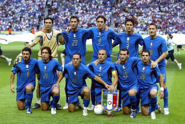 Mannschaftsbild Italien, hi.v.li.: Torwart Gianluigi Buffon, Marco Materazzi, Luca Toni, Fabio Grosso, Francesco Totti; vorn: Gennaro Gattuso, Andrea Pirlo, Mauro Camoranesi, Fabio Cannavaro, Gianluca Zambrotta und Simone Perrotta - Fußball WM Herren WM 2006, Länderspiel, Nationalteam, Finale, Endspiel, Nationaltrikot, Totale Berlin Fußball WM Herren WM 2006, Länderspiel, Nationalteam, Finale, Endspiel, Nationaltrikot, Totale Berlin
