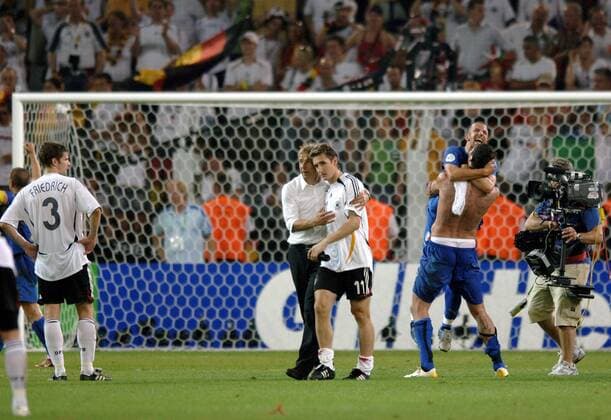Bundestrainer Jürgen Klinsmann (2.v.li.) tröstet Miroslav Klose (beide Deutschland) nach der Niederlage während Alessandro del Piero von Marco Materazzi (beide Italien) umarmt wird Fußball WM Herren WM 2006, Länderspiel, Nationalteam, Halbfinale, Nationaltrikot, Deutschland - Italien 0:2 n.V. Gruppe cam, tragbar, tragbare, Kameratechnik, Kamera, Dortmund, Technik Enttäuschung, Fußball WM Herren WM 2006, Länderspiel, Nationalteam, Halbfinale, Nationaltrikot, Deutschland - Italien 0:2 n.V. Gruppe cam, tragbar, tragbare, Kameratechnik, Kamera, Dortmund, Technik Enttäuschung,