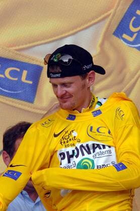 Floyd Landis (USA Phonak) hat die Gesamtführung auch auf der 14. Etappe der Tour de France 2006 verteidigt und streift sich das gelbe Trikot über -  Radsport Herren Tour de France 2006, ProTour, Straßenradsport, Straße, Rad Einzelbild 12. Etappe: Luchon - Carcassonne Radsport Herren Tour de France 2006, ProTour, Straßenradsport, Straße, Rad Einzelbild 12. Etappe: Luchon - Carcassonne