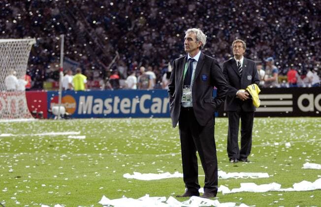 Nationaltrainer Raymond Domenech (Frankreich) nachdenklich nach der Finalniederlage Fußball WM Herren WM 2006, Länderspiel, Nationalteam, Endspiel, Finale Totale Berlin Nachdenklichkeit, Fußball WM Herren WM 2006, Länderspiel, Nationalteam, Endspiel, Finale Totale Berlin Nachdenklichkeit,