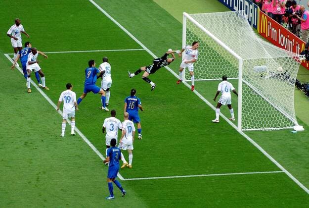 Marco Materazzi (Italien, 2.v.hi.) erzielt den 1:1 Ausgleich, Torwart Fabien Barthez sowie Claude Makelele (re.) und Franck Ribery (alle Frankreich), die die Torpfosten abdecken, haben keine Abwehrchance -  Fußball WM Herren WM 2006, Länderspiel, Nationalteam, Nationaltrikot, Finale, Endspiel, Italien - Frankreich 6:4 n.E. Totale o0 Spielszene Berlin Dynamik, Fußball WM Herren WM 2006, Länderspiel, Nationalteam, Nationaltrikot, Finale, Endspiel, Italien - Frankreich 6:4 n.E. Totale o0 Spielszene Berlin Dynamik,