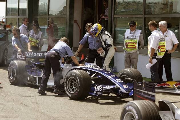 Nico Rosberg (Deutschland Williams Cosworth) muss mit seinem Boliden wegen eines Motorschadens in die Box Motorsport Grand Prix Herren Großer Preis von Frankreich 2006, Formel 1 Weltmeisterschaft, F1, F, GP, WM, Qualifying Gruppe Magny Cours Motorsport Grand Prix Herren Großer Preis von Frankreich 2006, Formel 1 Weltmeisterschaft, F1, F, GP, WM, Qualifying Gruppe Magny Cours
