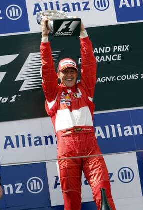 Michael Schumacher (Deutschland Ferrari) präsentiert den Pokal nach seinem Sieg beim GP von Frankreich 2006 Motorsport Grand Prix Herren Großer Preis von Frankreich 2006, Formel 1 Weltmeisterschaft, F1, F, GP, WM Einzelbild Magny Cours Freude, Begeisterung, Motorsport Grand Prix Herren Großer Preis von Frankreich 2006, Formel 1 Weltmeisterschaft, F1, F, GP, WM Einzelbild Magny Cours Freude, Begeisterung,