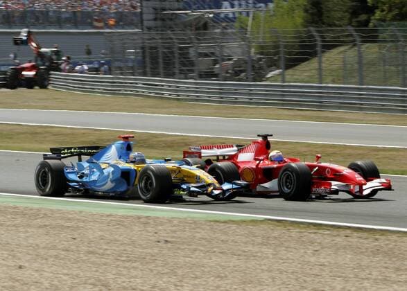 Fernando Alonso (Spanien Renault, li.) wird von Felipe Massa (Brasilien Ferrari) überholt Motorsport Grand Prix Herren Großer Preis von Frankreich 2006, Formel 1 Weltmeisterschaft, F1, F, GP, WM Gruppe Magny Cours Kampf Motorsport Grand Prix Herren Großer Preis von Frankreich 2006, Formel 1 Weltmeisterschaft, F1, F, GP, WM Gruppe Magny Cours Kampf