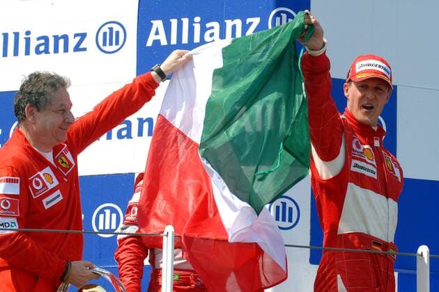Siegerehrung beim GP von Frankreich 2006, v.li.: Sieger Michael Schumacher (Deutschland) und Teamchef Jean Todt (Frankreich beide Ferrari) schwenken eine italienische Nationalfahne - Motorsport Herren Großer Preis von Frankreich 2006, Formel 1, Weltmeisterschaft, F1, F, GP, WM Gruppe Fahne, Landesfahne, Nationalfahnen, Magny Cours Freude, Motorsport Herren Großer Preis von Frankreich 2006, Formel 1, Weltmeisterschaft, F1, F, GP, WM Gruppe Fahne, Landesfahne, Nationalfahnen, Magny Cours Freude,