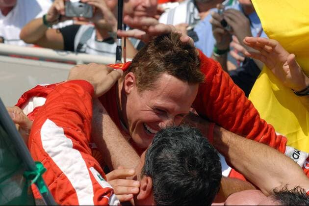 Michael Schumacher (Deutschland) feiert mit der Ferrari Crew den Sieg beim GP von Frankreich 2006 - Motorsport Herren Großer Preis von Frankreich 2006, Formel 1, Weltmeisterschaft, F1, F, GP, WM Gruppe Magny Cours Freude, Motorsport Herren Großer Preis von Frankreich 2006, Formel 1, Weltmeisterschaft, F1, F, GP, WM Gruppe Magny Cours Freude,