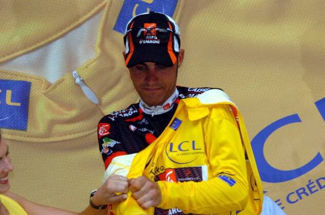 Oscar Pereiro Sio (Spanien Caisse d Epargne - Illes Balears) im gelben Trikot bei der Siegerehrung nach der 14. Etappe der Tour de France 2006- Radsport Herren Tour de France 2006, ProTour, Straßenradsport, Straße, Rad, Einzelbild 14. Etappe: Montelimar - Gap Radsport Herren Tour de France 2006, ProTour, Straßenradsport, Straße, Rad, Einzelbild 14. Etappe: Montelimar - Gap