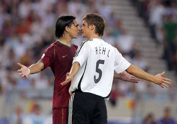 Fernando Meira (Portugal, li.) und Sebastian Kehl (Deutschland) geraten aneinander Fußball WM Herren WM 2006, Länderspiel, Nationalteam, Nationaltrikot, Spiel um Platz 3, drei Gruppe Stuttgart Spannung, Fußball WM Herren WM 2006, Länderspiel, Nationalteam, Nationaltrikot, Spiel um Platz 3, drei Gruppe Stuttgart Spannung,