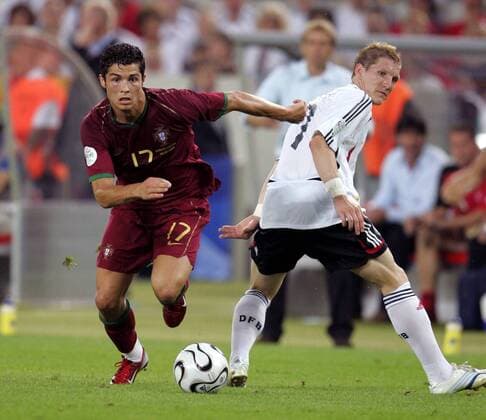 Cristiano Ronaldo (Portugal, li.) gegen Bastian Schweinsteiger (Deutschland) Fußball WM Herren WM 2006, Länderspiel, Nationalteam, Nationaltrikot, Spiel um Platz 3, drei Gruppe Stuttgart Dynamik, Fußball WM Herren WM 2006, Länderspiel, Nationalteam, Nationaltrikot, Spiel um Platz 3, drei Gruppe Stuttgart Dynamik,