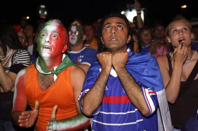 Italienische und französische Fans hoffen und bangen gemeinsam Fußball Herren WM 2006, Fanfest, Fan Fest, Party Finale, Endspiel, Italien - Frankreich 6:4 n.E., Nationalteam Vdig Gruppe Heiligengeistfeld, Abend, abends, nacht, nachts Hamburg, Emotionen, fiebern, mitfiebern Spannung, Fußball Herren WM 2006, Fanfest, Fan Fest, Party Finale, Endspiel, Italien - Frankreich 6:4 n.E., Nationalteam Vdig Gruppe Heiligengeistfeld, Abend, abends, nacht, nachts Hamburg, Emotionen, fiebern, mitfiebern Spannung,