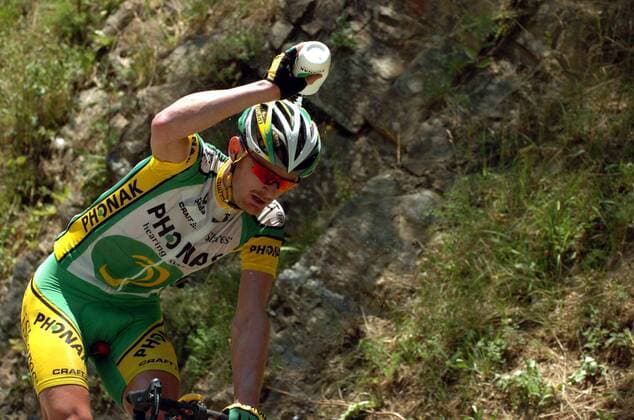 Floyd Landis (USA Phonak) erfrischt sich - Radsport Herren 93. Tour de France 2006, ProTour, Straßenradsport, Straße, Rad Einzelbild 17. Etappe: Saint Jean de Maurienne - Morzine Erschöpfung, Radsport Herren 93. Tour de France 2006, ProTour, Straßenradsport, Straße, Rad Einzelbild 17. Etappe: Saint Jean de Maurienne - Morzine Erschöpfung,