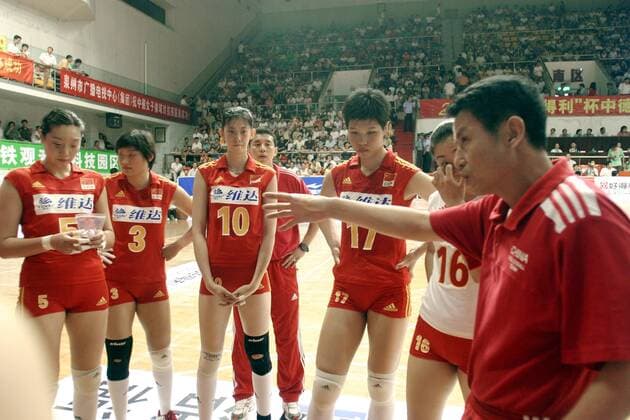 Nationaltrainer Chen Zhonghe (China, re.) gibt Anweisungen an seine Spielerinnen -  (pau8992805) Volleyball Länderspiel Damen Länderspiel 2006, Nationalmannschaft, Nationalteam, Nationaltrikot, Totale Quanzhou Volleyball Länderspiel Damen Länderspiel 2006, Nationalmannschaft, Nationalteam, Nationaltrikot, Totale Quanzhou