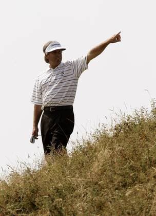 Fred Couples (USA) steht im Heavy Rough und gibt die Richtung vor -  (LON2006072016) Golf Herren British Open Championship 2006, PGA Tour Einzelbild Hoylake Liverpool Golf Herren British Open Championship 2006, PGA Tour Einzelbild Hoylake Liverpool