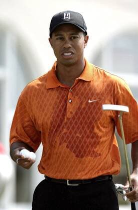 Eldrick Tiger Woods (USA) hat gleich zwei Bälle und seinen Putter dabei -  (LON2006072032) Golf Herren British Open Championship 2006, PGA Tour Einzelbild Hoylake Liverpool Erschöpfung, Golf Herren British Open Championship 2006, PGA Tour Einzelbild Hoylake Liverpool Erschöpfung,