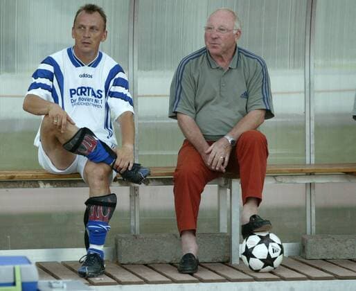 Andreas Thom (li.) und Uwe Seeler (beide Deutschland) auf der Bank Fußball Herren Benefizspiel 2003, Benefiz, Vdig Gruppe Fußball Herren Benefizspiel 2003, Benefiz, Vdig Gruppe