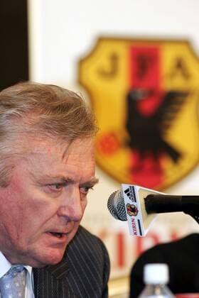 Der neue Nationaltrainer Ivica Osim (Japan) am Mikrofon während der Pressekonferenz - (aflo1035) Fußball Herren Nationalteam 2006, Pressekonferenz, PK, Pressetermin, Vorstellung, Präsentation Einzelbild Tokio Fußball Herren Nationalteam 2006, Pressekonferenz, PK, Pressetermin, Vorstellung, Präsentation Einzelbild Tokio