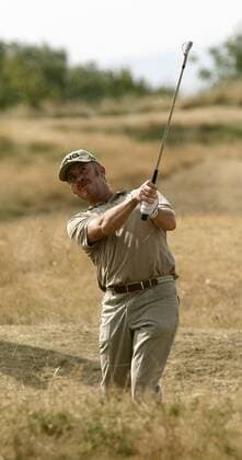 Miguel Angel Jimenez (Spanien) schaut seinem Schlag hinterher -  (LON2006072102) Golf Herren 135. British Open Championship 2006, PGA Tour Einzelbild Hoylake Liverpool Golf Herren 135. British Open Championship 2006, PGA Tour Einzelbild Hoylake Liverpool