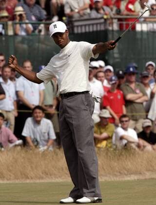 Eldrick Tiger Woods (USA) schaut gespannt seinem Put hinterher -  (LON2006072104) Golf Herren 135. British Open Championship 2006, PGA Tour Einzelbild Hoylake Liverpool Spannung, Golf Herren 135. British Open Championship 2006, PGA Tour Einzelbild Hoylake Liverpool Spannung,