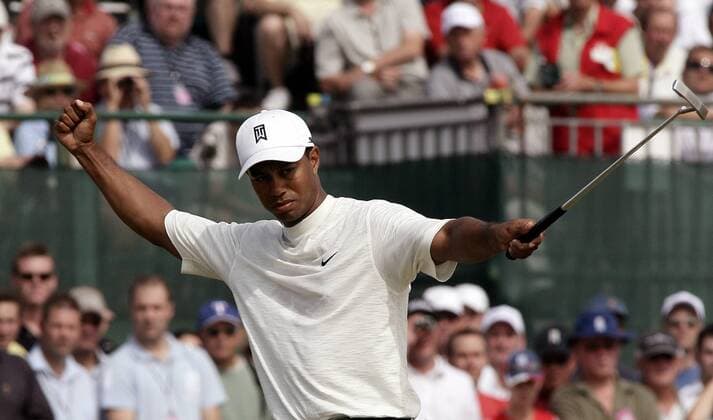 Eldrick Tiger Woods (USA) schaut gespannt seinem Put hinterher -  (LON2006072105) Golf Herren 135. British Open Championship 2006, PGA Tour Einzelbild Hoylake Liverpool Spannung, Golf Herren 135. British Open Championship 2006, PGA Tour Einzelbild Hoylake Liverpool Spannung,