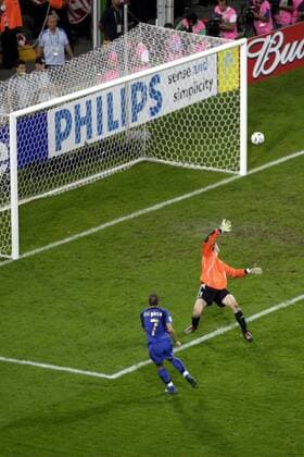Alessandro del Piero (Italien) erzielt den Treffer zum 0:2 gegen Torwart Jens Lehmann (Deutschland) - Serie (3 4) Fußball WM Herren WM 2006, Länderspiel, Nationalteam, Halbfinale, Nationaltrikot, Deutschland - Italien 0:2 n.V. Gruppe Dortmund Dynamik, Fußball WM Herren WM 2006, Länderspiel, Nationalteam, Halbfinale, Nationaltrikot, Deutschland - Italien 0:2 n.V. Gruppe Dortmund Dynamik,