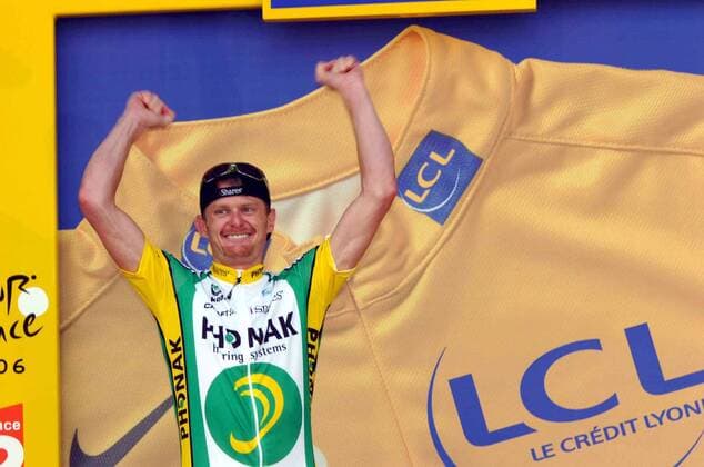 Floyd Landis (USA Phonak) erhält das gelbe Trikot bei der Siegerehrung zur 19. Etappe der Tour de France 2006 - Radsport Herren 93. Tour de France, ProTour, Straßenradsport, Straße, Rad, Zeitfahren, Einzelzeitfahren Einzelbild 2006 19. Etappe: Le Creusot - Montceau les Mines Freude, Begeisterung, Radsport Herren 93. Tour de France, ProTour, Straßenradsport, Straße, Rad, Zeitfahren, Einzelzeitfahren Einzelbild 2006 19. Etappe: Le Creusot - Montceau les Mines Freude, Begeisterung,