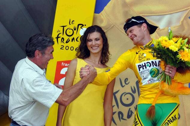 Floyd Landis (USA Phonak) im gelben Trikot bei der Siegerehrung zur 19. Etappe der Tour de France 2006 - wird von Radsportlegende Eddy Merckx (Belgien) beglückwünscht - Radsport Herren 93. Tour de France, ProTour, Straßenradsport, Straße, Rad, Zeitfahren, Einzelzeitfahren Gruppe 2006 19. Etappe: Le Creusot - Montceau les Mines Freude, Radsport Herren 93. Tour de France, ProTour, Straßenradsport, Straße, Rad, Zeitfahren, Einzelzeitfahren Gruppe 2006 19. Etappe: Le Creusot - Montceau les Mines Freude,