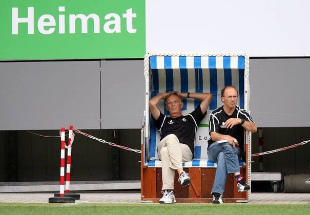 Die Heimat von Trainer Volker Finke (li.) und sein Co Trainer Achim Sarstedt (beide Freiburg) ist ein Strandkorb Fußball 2. BL Herren Saison 2006 2007, Saisonvorbereitung, Vorbereitung, SC Freiburg Gruppe Freiburg Langeweile, Komik Fußball 2. BL Herren Saison 2006 2007, Saisonvorbereitung, Vorbereitung, SC Freiburg Gruppe Freiburg Langeweile, Komik