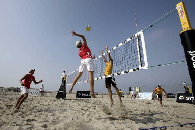 Jonathan Erdmann (2. v. li.) und Stefan Windscheif (li.) gegen Mischa Urbatzka (2. v. re.) und Daniel Krug (alle Deutschland) Beachvolleyball Herren Smart Beach Tour 2006, Beach Totale St. Peter Ording Beachvolleyball Herren Smart Beach Tour 2006, Beach Totale St. Peter Ording