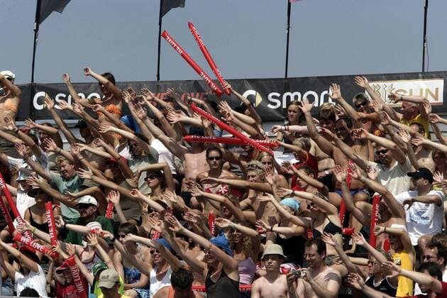 Beachvolleyballfans recken ihre Arme Beachvolleyball Damen Smart Beach Tour 2006, Beach Totale St. Peter Ording Beachvolleyball Damen Smart Beach Tour 2006, Beach Totale St. Peter Ording