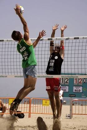 Mathijs Mast (Niederlande, li.) - Schmetterball gegen Martin Laciga (Schweiz) Beachvolleyball Herren Spanish Masters 2006, Nestea European Championship Tour, Beach Gruppe Valencia Dynamik, Beachvolleyball Herren Spanish Masters 2006, Nestea European Championship Tour, Beach Gruppe Valencia Dynamik,