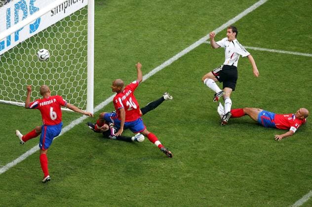 Miroslav Klose (Deutschland, 2.v.re.) erzielt gegen Costa Rica das 3:1, v.re.: Luis Marin, Douglas Sequeira, Torwart Jose Porras und Danny Fonseca -  (pan14499) Fußball WM Herren WM 2006, Länderspiel, Nationalteam, Nationaltrikot, Gruppe A, Eröffnungsspiel Totale München Dynamik, Fußball WM Herren WM 2006, Länderspiel, Nationalteam, Nationaltrikot, Gruppe A, Eröffnungsspiel Totale München Dynamik,  
