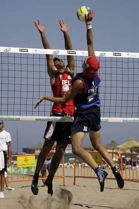 Anders Lund Hoyer (Dänemark, re.) - Schmetterball gegen Dieter Melis (Belgien) Beachvolleyball Herren Spanish Masters 2006, Nestea European Championship Tour, Beach Gruppe Valencia Dynamik, Beachvolleyball Herren Spanish Masters 2006, Nestea European Championship Tour, Beach Gruppe Valencia Dynamik,