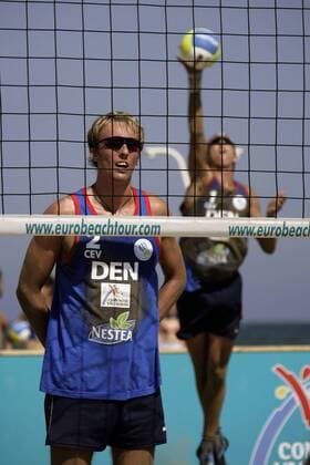 Bo Soderberg am Netz während sein Teamkollege Hoyer (beide Dänemark) aufschlägt Beachvolleyball Herren Spanish Masters 2006, Nestea European Championship Tour, Beach Gruppe Valencia Beachvolleyball Herren Spanish Masters 2006, Nestea European Championship Tour, Beach Gruppe Valencia
