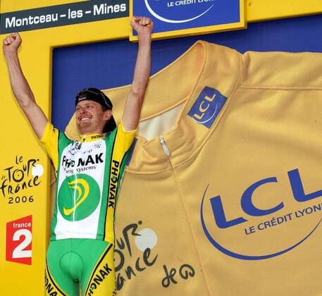 Floyd Landis (USA Phonak) jubelt über die zurückgewonnene Gesamtführung bei der Siegerehrung der 19. Etappe der Tour de France 2006 Radsport Herren 93. Tour de France, ProTour, Straßenradsport, Straße, Rad, Zeitfahren, Einzelzeitfahren Einzelbild 2006 19. Etappe: Le Creusot - Montceau les Mine Freude, Begeisterung, Radsport Herren 93. Tour de France, ProTour, Straßenradsport, Straße, Rad, Zeitfahren, Einzelzeitfahren Einzelbild 2006 19. Etappe: Le Creusot - Montceau les Mine Freude, Begeisterung,