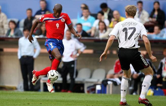 Paulo Wanchope (Costa Rica, li.) gegen Per Mertesacker (Deutschland) -  (pan14500) Fußball WM Herren WM 2006, Länderspiel, Nationalteam, Nationaltrikot, Gruppe A, Eröffnungsspiel Gruppe München Dynamik, Fußball WM Herren WM 2006, Länderspiel, Nationalteam, Nationaltrikot, Gruppe A, Eröffnungsspiel Gruppe München Dynamik,  