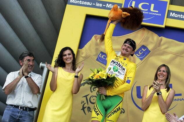 Floyd Landis (USA Phonak) im gelben Trikot bei der Siegerehrung zur 19. Etappe der Tour de France 2006, li. Radsportlegende Eddy Merckx (Belgien) - Radsport Herren 93. Tour de France 2006, ProTour, Straßenradsport, Straße, Rad, Zeitfahren, Einzelzeitfahren Gruppe 19. Etappe: Le Creusot - Montceau les Mines Freude, Radsport Herren 93. Tour de France 2006, ProTour, Straßenradsport, Straße, Rad, Zeitfahren, Einzelzeitfahren Gruppe 19. Etappe: Le Creusot - Montceau les Mines Freude,