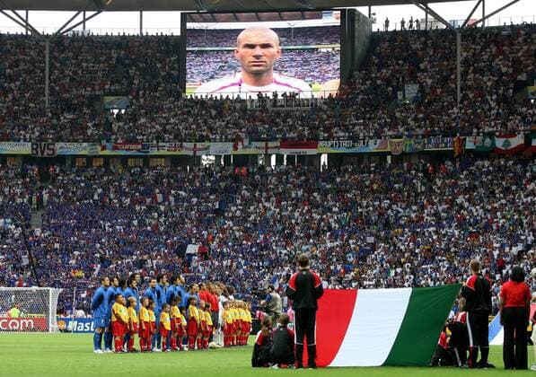 Zinedine Zidane (Frankreich) auf dem Großbildschirm im Berliner Olympiastadion während der Nationalhymne Fußball Herren WM 2006, Länderspiel, Nationalteam, Nationaltrikot, Finale, Endspiel, Italien - Frankreich 6:4 n. E. Totale Olympiastadion Berlin Fußball Herren WM 2006, Länderspiel, Nationalteam, Nationaltrikot, Finale, Endspiel, Italien - Frankreich 6:4 n. E. Totale Olympiastadion Berlin