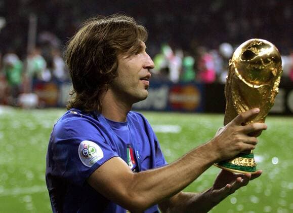 Andrea Pirlo präsentiert stolz die Trophäe - Italien ist Weltmeister 2006 - Fußball Herren WM 2006, Länderspiel, Nationalteam, Finale, Endspiel Einzelbild Berlin Freude, Fußball Herren WM 2006, Länderspiel, Nationalteam, Finale, Endspiel Einzelbild Berlin Freude,