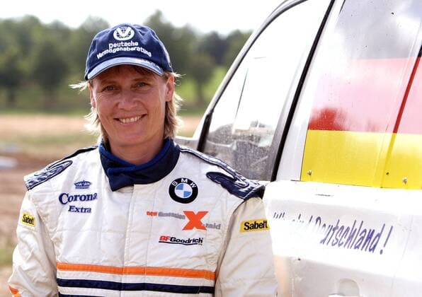 Jutta Kleinschmidt (Deutschland) gut gelaunt neben ihrem BMW X3CC Motorsport Damen ZDF Fernsehgarten 2006, Sendung, Fernsehsendung, Rallye, Rallyesport Einzelbild Mainz Motorsport Damen ZDF Fernsehgarten 2006, Sendung, Fernsehsendung, Rallye, Rallyesport Einzelbild Mainz