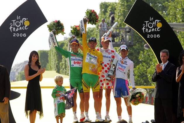 Die Trikotgewinner der Tour de France 2006 v.li.: Robbie McEwen (Australien Davitamon Lotto), Gesamtsieger Floyd Landis (USA Phonak), Mickael Rasmussen (Dänemark Rabobank), Damiano Cunego (Italien Lampre) - (pan15266) Radsport Herren 93. Tour de France 2006, ProTour, Straßenradsport, Straße, Rad, Gruppe Paris Champs Elysees, Elysee Freude, Radsport Herren 93. Tour de France 2006, ProTour, Straßenradsport, Straße, Rad, Gruppe Paris Champs Elysees, Elysee Freude,