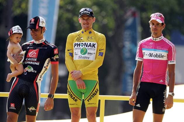 Siegerehrung Tour de France 2006: Gesamtsieger Floyd Landis (USA Phonak) zwischen dem zweiten Oscar Pereiro Sio (Spanien Caisse d Epargne - Illes Balears, li.) mit Baby und Andreas Klöden (Deutschland T Mobile) - (pan15266) Radsport Herren 93. Tour de France 2006, ProTour, Straßenradsport, Straße, Rad, Gruppe Paris Champs Elysees, Elysee Radsport Herren 93. Tour de France 2006, ProTour, Straßenradsport, Straße, Rad, Gruppe Paris Champs Elysees, Elysee