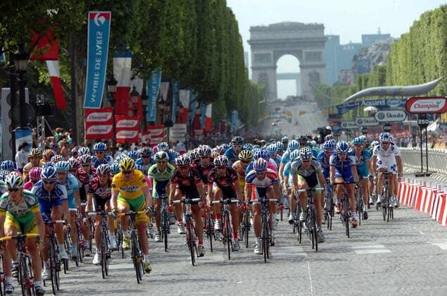 Das Peloton dem Champs Elysees - die Zielgerade der Tour de France 2006 mit dem Triumphbogen am Horizont ist erreicht - Radsport Herren 93. Tour de France 2006, ProTour, Straßenradsport, Straße, Rad, Totale 20.Etappe: Sceaux Antony - Paris Radsport Herren 93. Tour de France 2006, ProTour, Straßenradsport, Straße, Rad, Totale 20.Etappe: Sceaux Antony - Paris