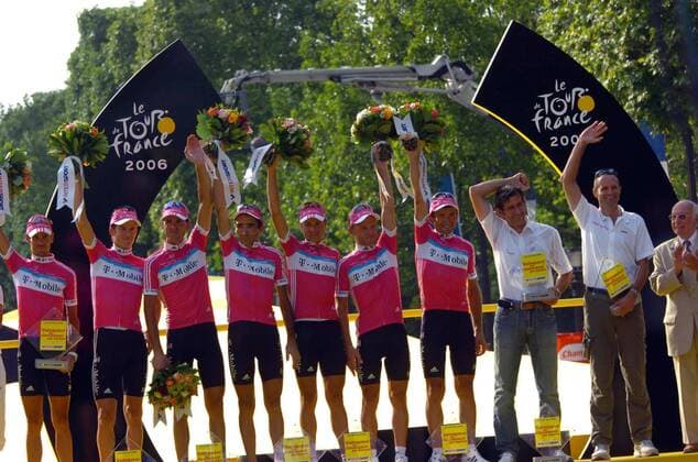 T Mobile gewinnt die Mannschaftswertung der Tour de France 2006 v.li.: Andreas Klöden, Michael Rogers, Eddy Mazzoleni, Giuseppe Guerini, Patrik Sinkewitz, Matthias Kessler, Serhiy Honchar, Valerio Piva, Mario Kummer - Radsport Herren 93. Tour de France 2006, ProTour, Straßenradsport, Straße, Rad, Totale Paris Champs Elysees Freude, Radsport Herren 93. Tour de France 2006, ProTour, Straßenradsport, Straße, Rad, Totale Paris Champs Elysees Freude,